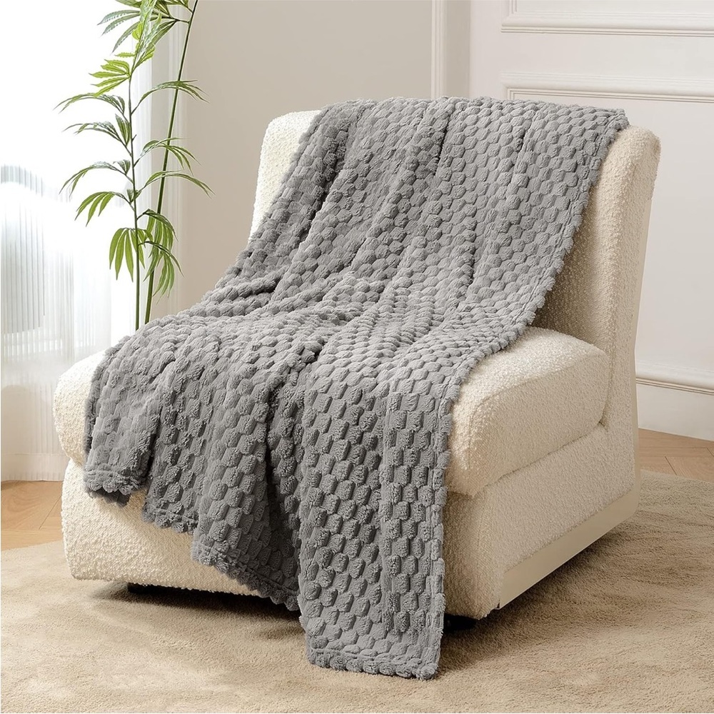 Fleece decorative wave throw blanket